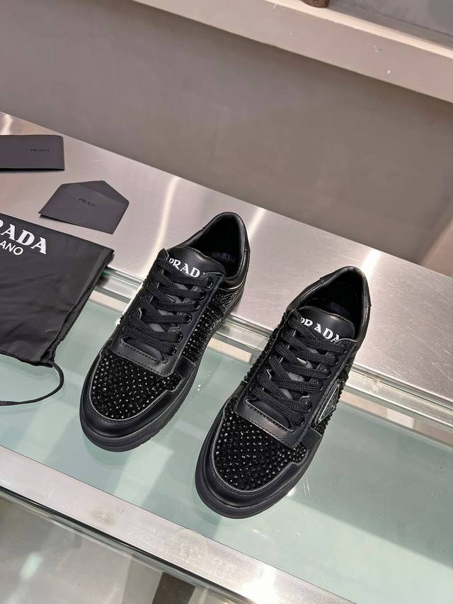 Prada* P: 情侣款，码数：女35 40 女41定做 ，男39-44. 45定做 Prada普拉达新款钻鞋采用原版进口澳钻，每一颗钻尽享奢华，引爆全场！是