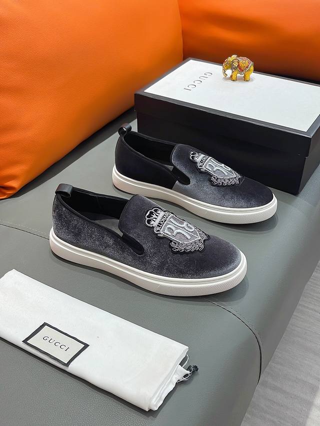 商品名称：Gucci 古驰 正规码数: 38-44 套脚鞋 商品材料：精选 进口磨砂牛皮鞋面，柔软羊皮内里；原厂大底。