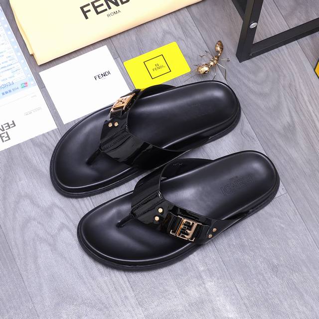 商品商标：Fendi 芬迪 拖鞋 正码码数: 38-44 45订做不退换 商品材料：精选 漆面牛皮鞋面 脚背皮里 原版大底