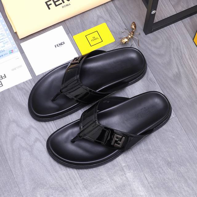 商品商标：Fendi 芬迪 拖鞋 正码码数: 38-44 45订做不退换 商品材料：精选 漆面牛皮鞋面 脚背皮里 原版大底