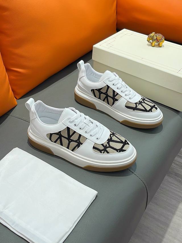 商品名称：Valentino 华伦天奴 正规码数: 38-44 休闲鞋 商品材料：精选 牛皮鞋面，进口羊皮内里；原厂大底。