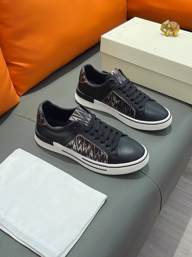 商品名称：Gucci 古驰 正规码数: 38-44 休闲鞋 商品材料：精选 牛皮鞋面，柔软羊皮垫脚，原厂特供大底。