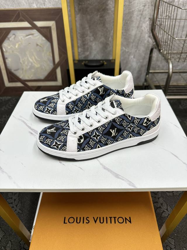 Lv-路易威登 经典款运动休闲鞋时下新品，采用牛皮配品牌印花面料舒适真皮内里。完美楦型，大方时尚的设计，吸引了众多消费者的追捧，码数：38-44 45定做不退换