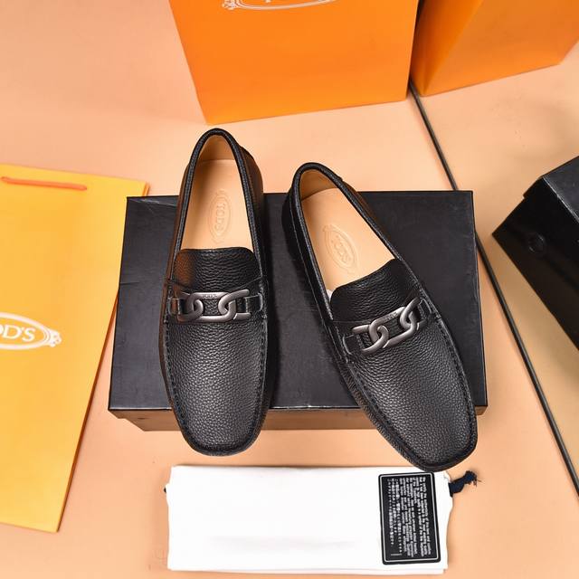 出厂价 羊里 Tod'S 托德斯 ，高端豆豆鞋托德斯在众多品牌中始终是品牌中的效效者，托德斯亮丽一夏 鞋面进口头层意大利高端定制牛皮意大利羊皮内里 越南进口橡胶