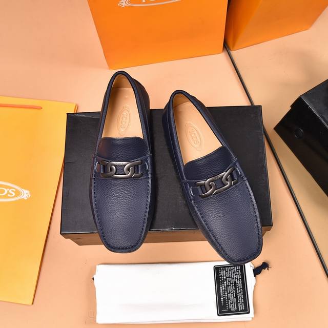 出厂价 羊里 Tod'S 托德斯 ，高端豆豆鞋托德斯在众多品牌中始终是品牌中的效效者，托德斯亮丽一夏 鞋面进口头层意大利高端定制牛皮意大利羊皮内里 越南进口橡胶