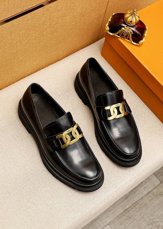 商品商标：Tods 托德斯 休闲皮鞋 正码码数: 39-44 38.45订制 商品材料：精选 头层开边珠牛皮鞋面+经典五金扣，进口牛皮内里。强烈立体视觉效果，橡