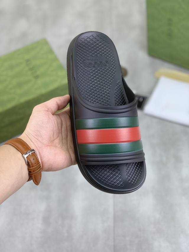 工厂价 实价 Gucci 古奇新款休闲拖鞋，原版官网1:1、完美做工 透射出一种尊贵奢华，于古奇高端超凡工艺中升华其奢侈定义。原版古奇双g组合大底，码数：38-