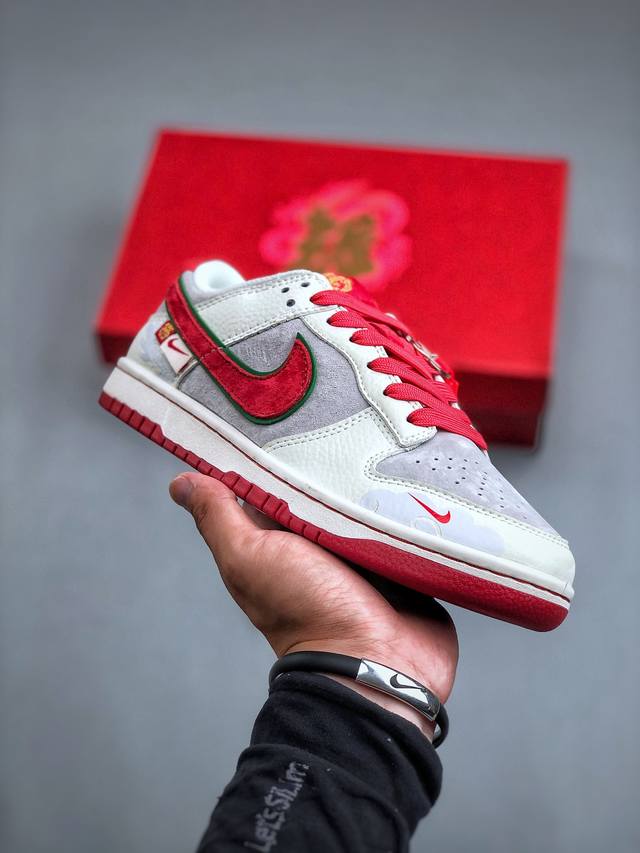 E Nike Dunk Low 中国年限定 红运此款主张打破传统的工业化流水线设计限制，以made By Ideas的超级创意为理念，集结众多潮流设计师，结合时