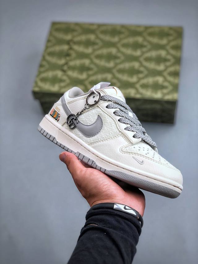 K Gucci X Nike Dunk Low 米白灰勾织布此款主张打破传统的工业化流水线设计限制，以made By Ideas的超级创意为理念，集结众多潮流设