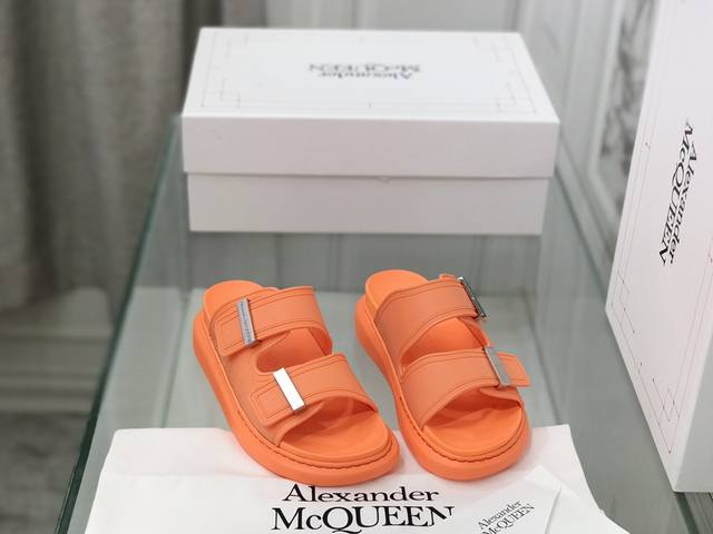 女款 麦昆alexander Mcqueen 经典糖果色拖鞋，购原版1：1高端复刻定制，麦昆二条带拖鞋，搭配金属扣刻mcq标志，水台厚约5Cm，轻松穿出大长腿，