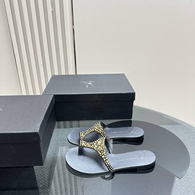 Giuseppe Zanotti Gz 这鞋双的水钻凉拖 这个系列拖的鞋，穿上真的有小种仙女的感觉！ 这款施洛华世奇水钻拖鞋一有种别致的美 搭牛配仔裤，小脚裤、