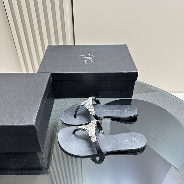 Giuseppe Zanotti Gz 这鞋双的水钻凉拖 这个系列拖的鞋，穿上真的有小种仙女的感觉！ 这款施洛华世奇水钻拖鞋一有种别致的美 搭牛配仔裤，小脚裤、