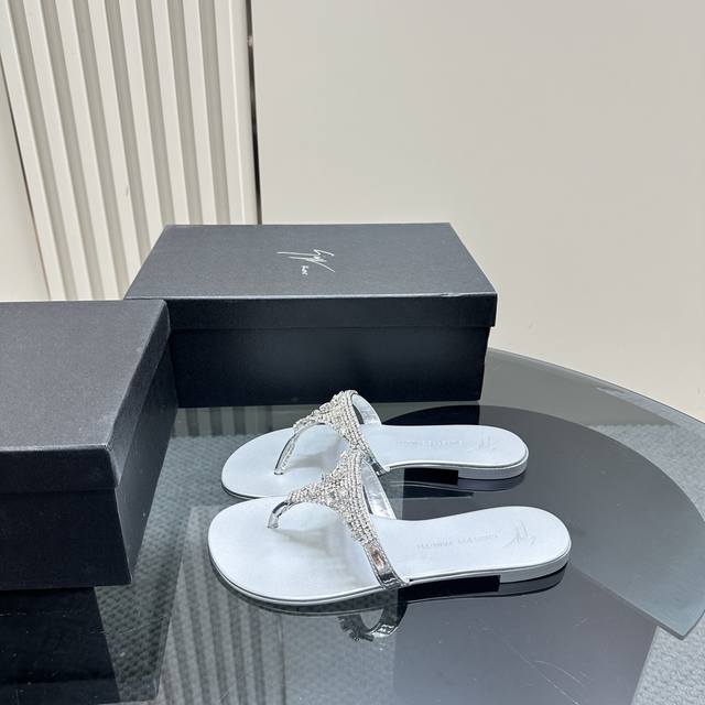 Giuseppe Zanotti Gz 这鞋双的水钻凉拖 这个系列拖的鞋，穿上真的有小种仙女的感觉！ 这款施洛华世奇水钻拖鞋一有种别致的美 搭牛配仔裤，小脚裤、