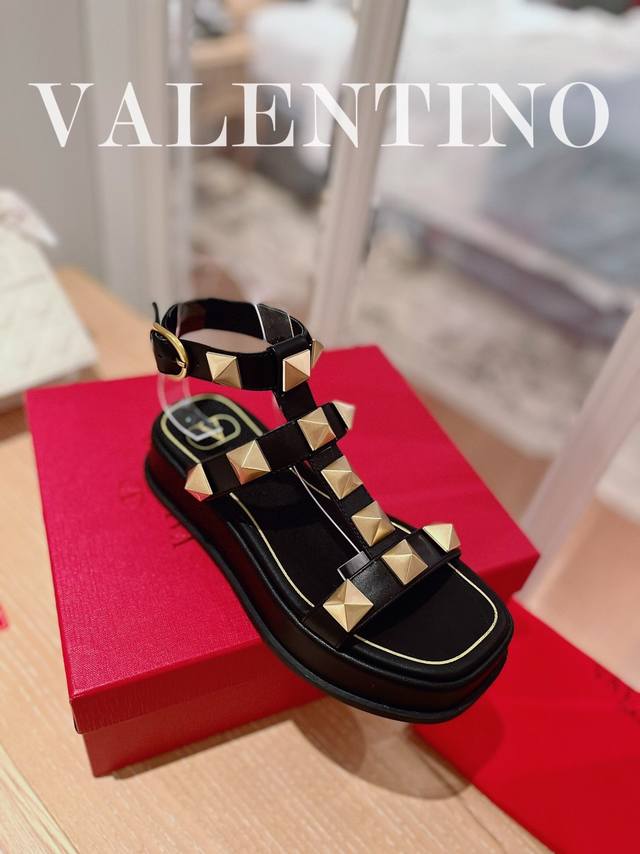 Valentino.华天伦奴专柜最新春款系列v家火铆爆钉金属元素厚底凉鞋. 上脚大气奢华艳丽. 细节完美. 精致耐看. 可任意配搭春夏秋美饰服丽. 面料:原版定