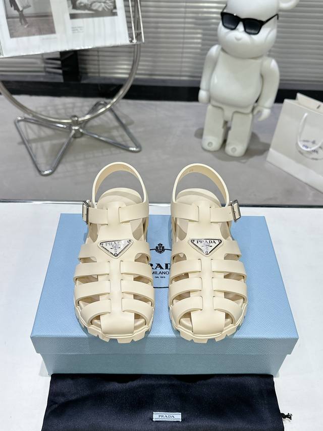 Prada 普拉达2024春夏新款凉鞋系列 经典三角扣猪笼凉鞋 经典升级 舒适度与时髦度并存 圆头设计搭配不同风格需求 鞋面：原版定制材质切 羊皮 垫脚 大底：