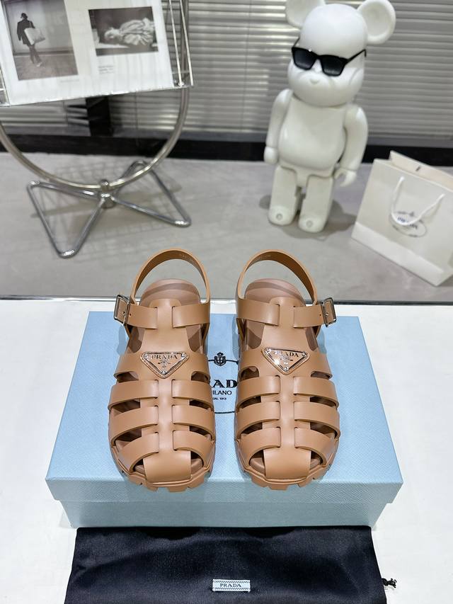 Prada 普拉达2024春夏新款凉鞋系列 经典三角扣猪笼凉鞋 经典升级 舒适度与时髦度并存 圆头设计搭配不同风格需求 鞋面：原版定制材质切 羊皮 垫脚 大底：