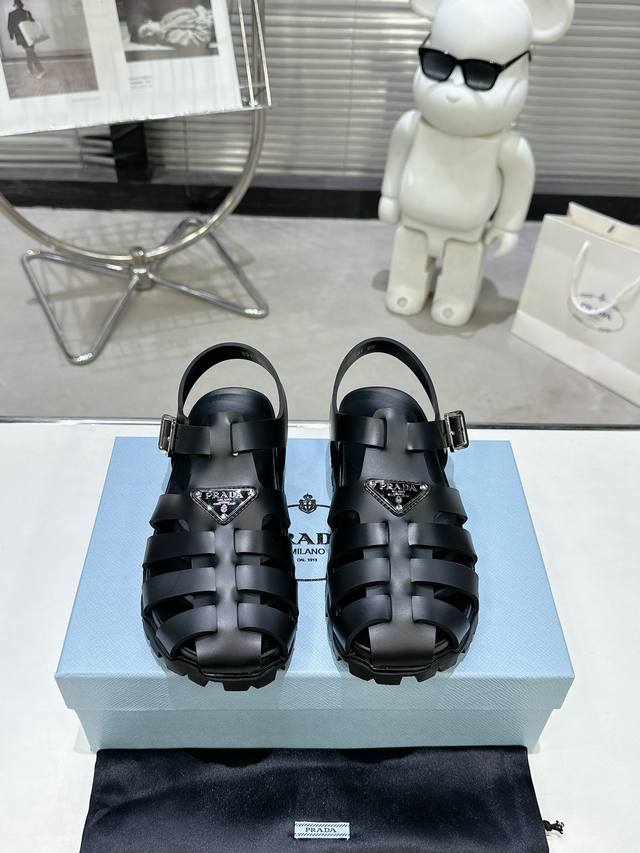 Prada 普拉达2024春夏新款凉鞋系列 经典三角扣猪笼凉鞋 经典升级 舒适度与时髦度并存 圆头设计搭配不同风格需求 鞋面：原版定制材质切 羊皮 垫脚 大底：