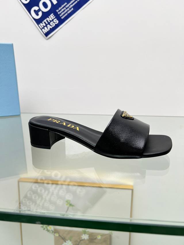 Prada 普拉达2024Ss春夏新品 Saffiano牛漆皮高跟拖鞋 闪亮登场 小红书各大博主推荐，彰显经典魅力。 跟高4Cm 面料十字纹牛漆皮 羊皮内里 意