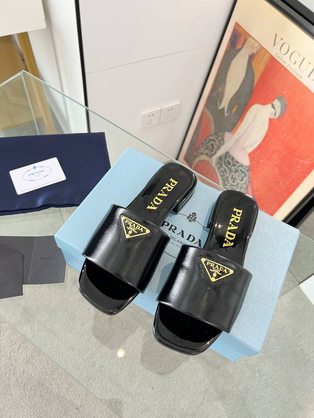 Prada 普拉达2024Ss春夏新品 Saffiano牛漆皮高跟拖鞋 闪亮登场 小红书各大博主推荐，彰显经典魅力。 跟高1.5Cm 面料十字纹牛漆皮 羊皮内里 - 点击图像关闭