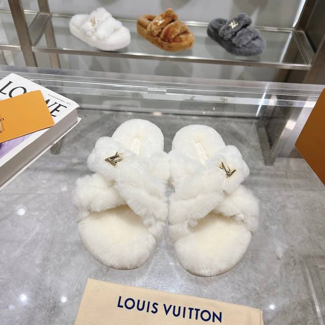 Lv 最新版面new Arrival ～毛毛鞋半拖毛拖 Winterbreak Comfert 平底拖鞋 Lv 金属字母扣 室内外穿着皆宜。纯羊羔毛材质，鞋面受