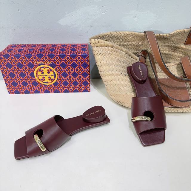 小众潮牌tory Burch24春夏秀款五金扣包头半拖平底拖鞋系列！可盐可甜！就很有当代的复古那味儿～～ 既有单鞋的舒适又有玛丽珍的时髦俏皮，脚背上的t字扣 可