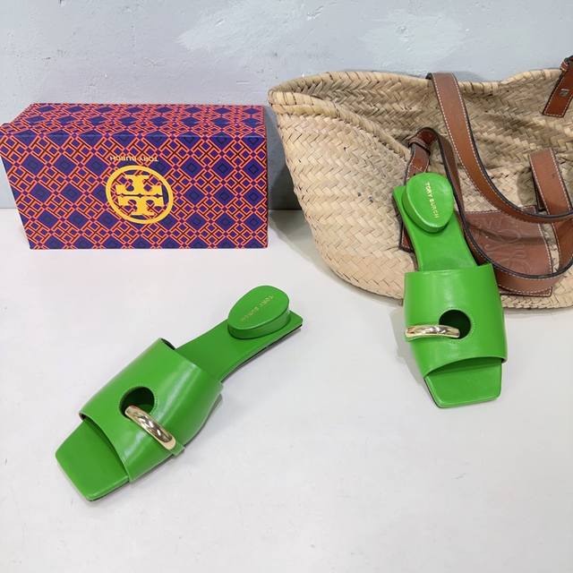 小众潮牌tory Burch24春夏秀款五金扣包头半拖平底拖鞋系列！可盐可甜！就很有当代的复古那味儿～～ 既有单鞋的舒适又有玛丽珍的时髦俏皮，脚背上的t字扣 可