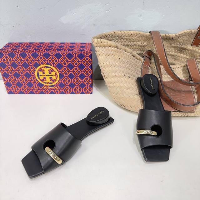 小众潮牌tory Burch24春夏秀款五金扣包头半拖平底拖鞋系列！可盐可甜！就很有当代的复古那味儿～～ 既有单鞋的舒适又有玛丽珍的时髦俏皮，脚背上的t字扣 可