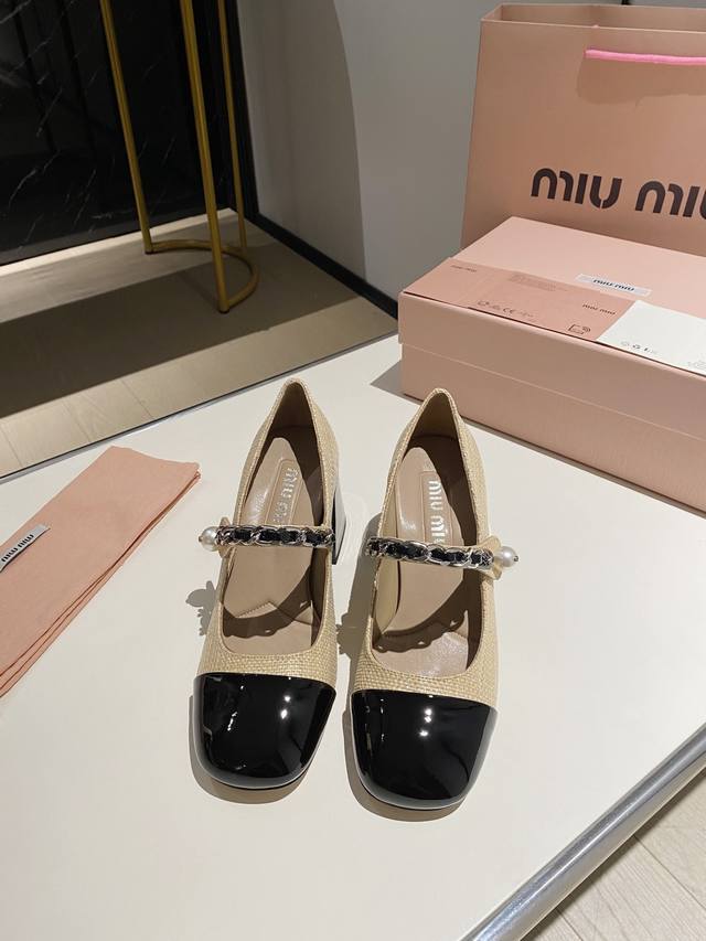 高品质 Miu Miu 2024夏季新款火爆款 全新超美链条装饰搭配 时尚淑女气质十足 双色拼接 又不乏美艳色彩外侧附带弹力象巾 上脚非常方便 鞋面:进口原版面