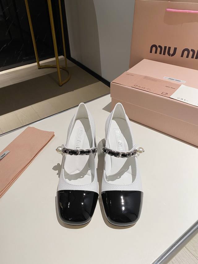 高品质 Miu Miu 2024夏季新款火爆款 全新超美链条装饰搭配 时尚淑女气质十足 双色拼接 又不乏美艳色彩外侧附带弹力象巾 上脚非常方便 鞋面:进口原版面