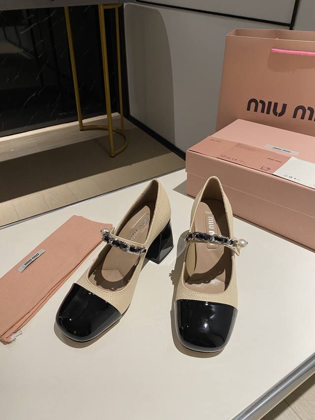 高品质 Miu Miu 2024夏季新款火爆款 全新超美链条装饰搭配 时尚淑女气质十足 双色拼接 又不乏美艳色彩外侧附带弹力象巾 上脚非常方便 鞋面:进口原版面 - 点击图像关闭