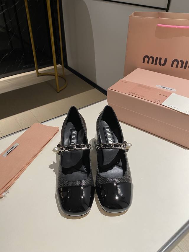 高品质 Miu Miu 2024夏季新款火爆款 全新超美链条装饰搭配 时尚淑女气质十足 双色拼接 又不乏美艳色彩外侧附带弹力象巾 上脚非常方便 鞋面:进口原版面