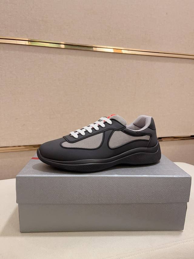 工厂价: 普拉达 Prada 新款男士休闲运动鞋，高端品质 Tw定制pvc胶料面双层透气网布 鞋垫是小牛皮 冲孔设计 透气舒适 原厂真空pu吸塑大底 轻质柔软