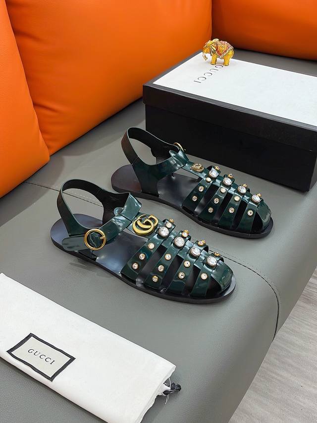 商品名称：Gucci 古驰 正规码数: 38-44 拖鞋 商品材料：精选 头层牛皮镶钻鞋面，柔软羊皮内里；原厂大底。