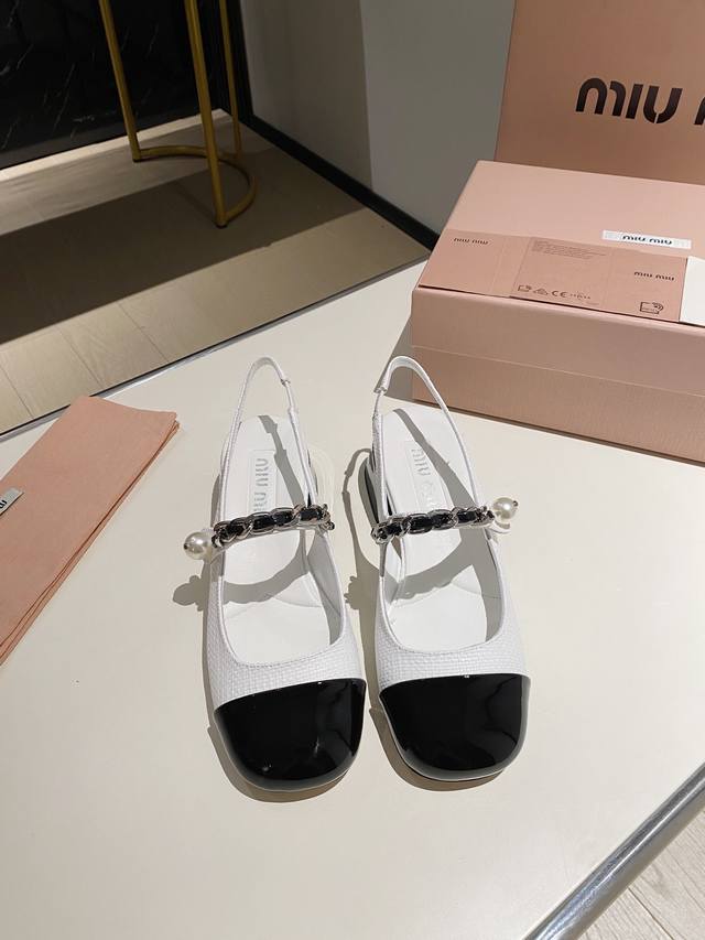 高品质 Miu Miu 2024夏季新款火爆款 全新超美链条装饰搭配 时尚淑女气质十足 双色拼接 又不乏美艳色彩外侧附带弹力象巾 上脚非常方便 鞋面:进口原版面