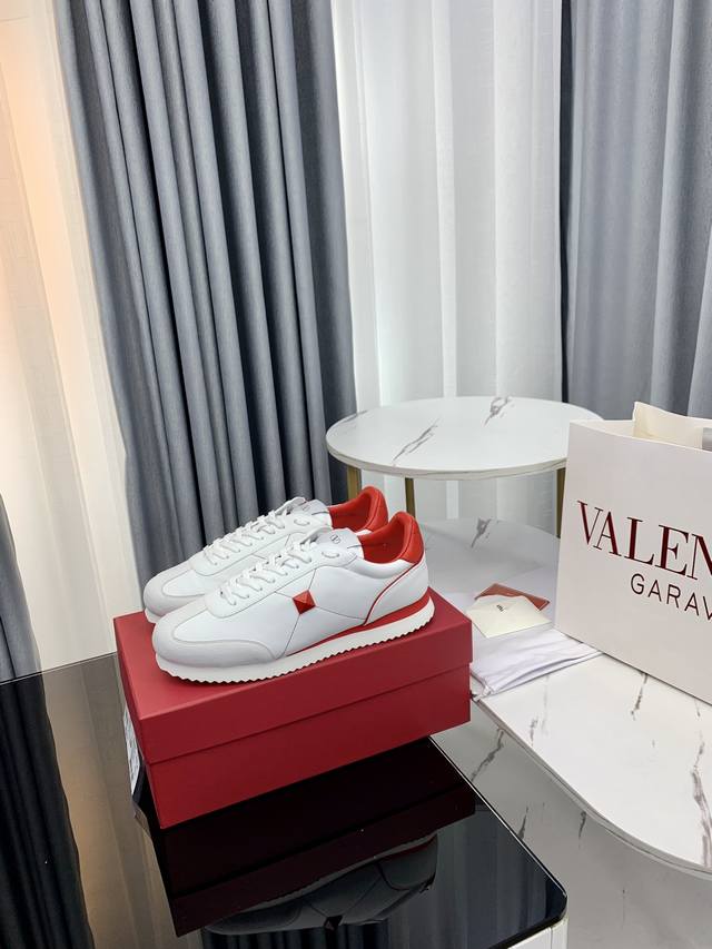 品牌：Valentino 华伦天奴 等级：2023最新时装周走秀 情侣 款 ，大底的独特设计时尚一族特现脚瘦一款百塔的时尚产品 面料：鞋头采用高丝光牛反绒皮与a