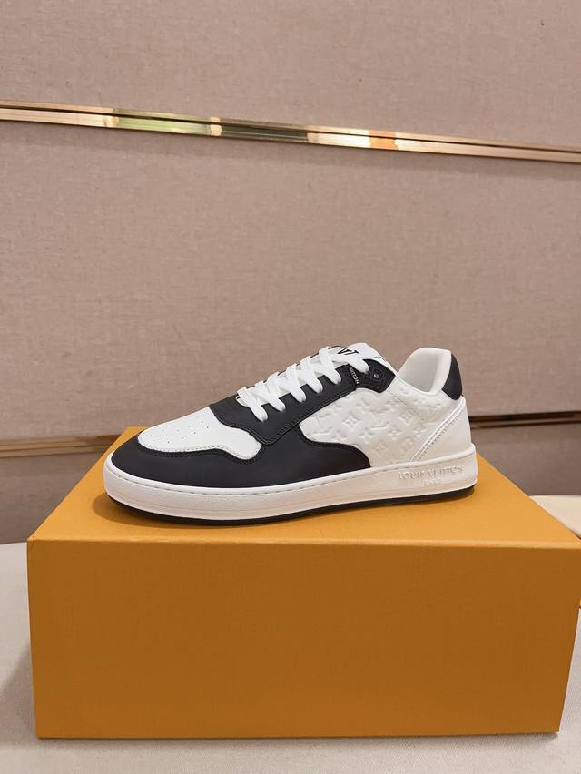 工厂价： Lv Stadium Sneaker-24Ss全新系列款！ 情侣款，滑板鞋，运动鞋，休闲鞋. 全皮革面料，搭配i徽章棋盘格，钢印印花皮，刺绣布面 透气 - 点击图像关闭