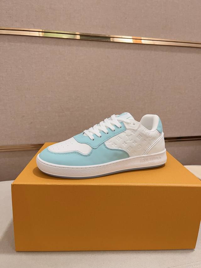 工厂价： Lv Stadium Sneaker-24Ss全新系列款！ 情侣款，滑板鞋，运动鞋，休闲鞋. 全皮革面料，搭配i徽章棋盘格，钢印印花皮，刺绣布面 透气