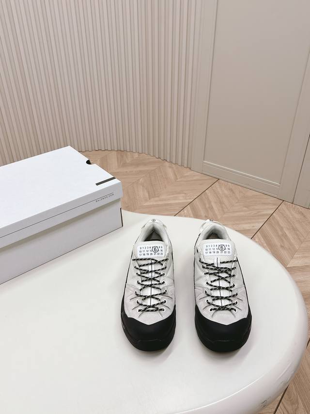 Mm6 Maison Margiela&Salomon联名款 最新款情侣休闲运动厚底登山德比鞋 以两种新颖配色呈现 搭配salomon专为山地运动所创的3D E