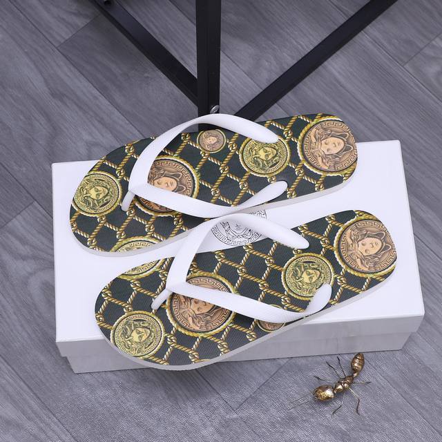 商品商标：Versace 范思哲 人字拖鞋 正码码数: 39-44 商品材料：精选原版鞋面 泡沫大底！