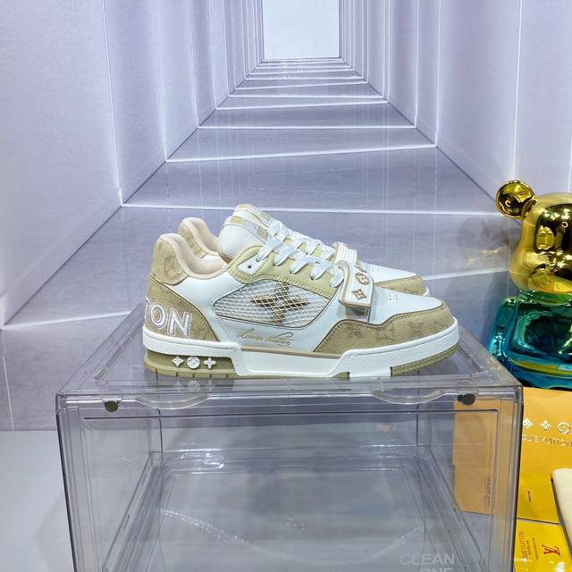 顶级版本 2024 路易威登走秀滑板鞋爆款， Louis Vuitton Trainer无疑是奢侈品牌推出的最成功的sneaker之一，不过探索的脚步并不会停，