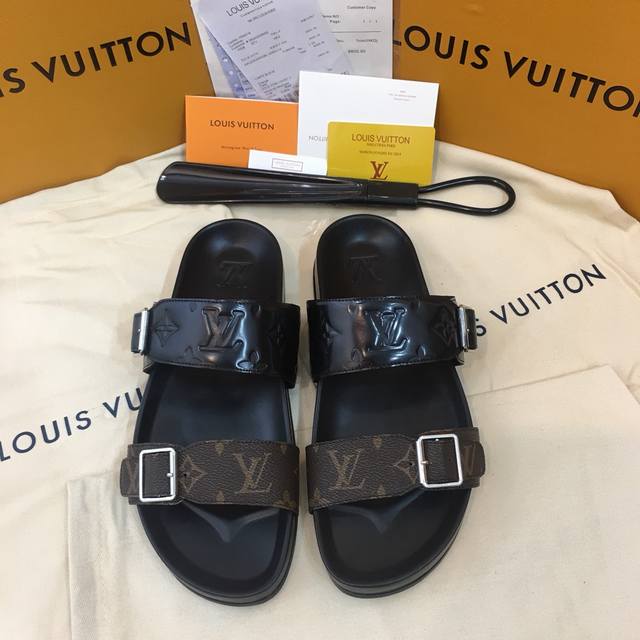 Loui Vuitto 顶级原单拖鞋 Size：38-45 颜色：7色可选 经典系列 进口粒文牛皮 ， 小牛皮内里 高档舒适 Pu原版两层大底轻盈耐磨 纯手工制