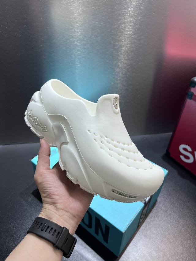 首次亮相2024时装秀鞋款命名为louis Vuitton 顶级正确版面 Shark Clog 鲨鱼洞洞鞋 Size :36-45情侣款 专柜全套包装