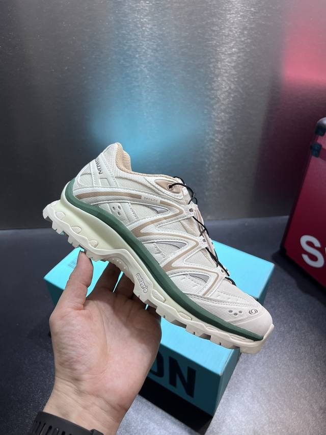 Salomon Xa Pro 3D Suede 萨洛蒙户外越野跑鞋 鞋面采用sensifit贴合技术 全方位贴合包裹脚型 鞋跟部鞋底牵引设计 提供强大的抓地性能