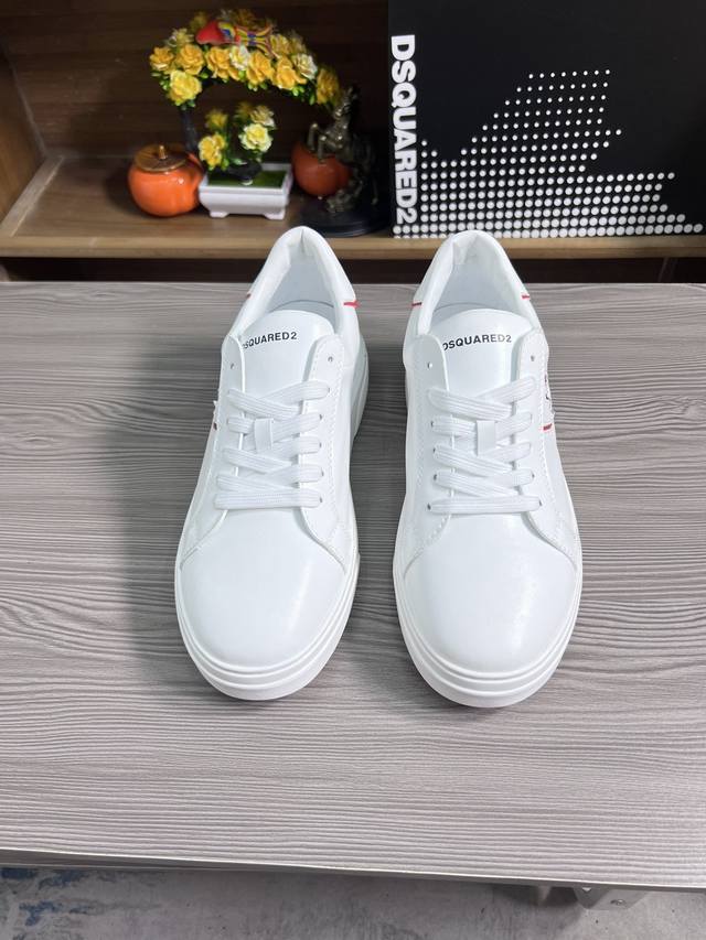 出厂价 品牌： Dsquared2 尺码：38-44 可定做45，46 等级：高版本 四季款 款式类别：原版进口胶料材质 拼色设计原版弹力防滑大底