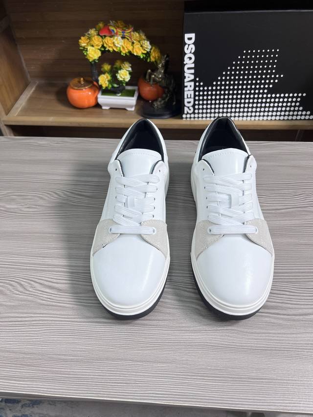 出厂价 品牌： Dsquared2 尺码：38-44 可定做45，46 等级：高版本 四季款 款式类别：原版进口胶料材质 拼色设计原版弹力防滑大底