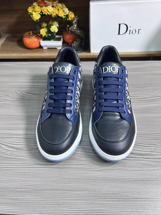 Dior -高端品质 原单 2024早春 -鞋面：Sp高级牛二层 顶级丝光立体面料 -内里：内里；高级羊皮里，垫脚；顶级牛皮 -大底：超轻精品橡胶； -超高品控