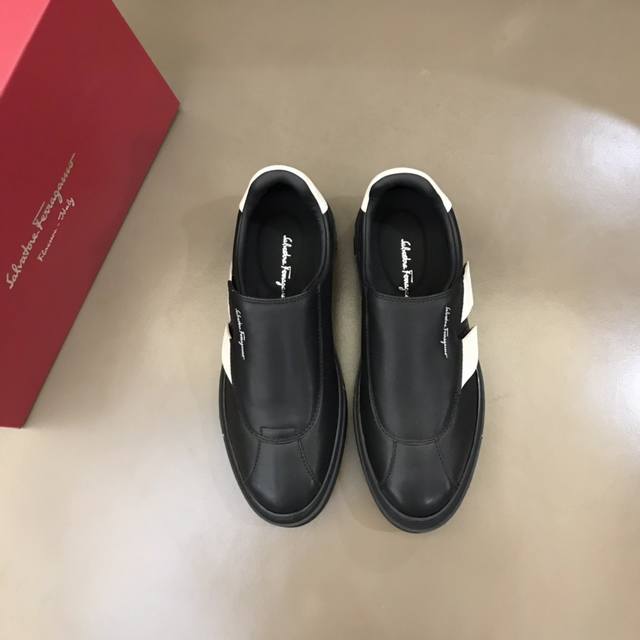 Salvatore Ferraga** 高端男士低帮时尚运动鞋，这款休闲鞋结构新颖，由柔软的小牛皮制作，鞋面的撞色元素凸显大胆前卫气息，头层羊皮内里高档舒适。这