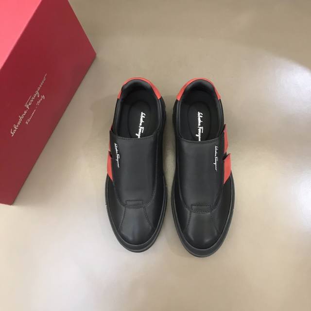 Salvatore Ferraga** 高端男士低帮时尚运动鞋，这款休闲鞋结构新颖，由柔软的小牛皮制作，鞋面的撞色元素凸显大胆前卫气息，头层羊皮内里高档舒适。这