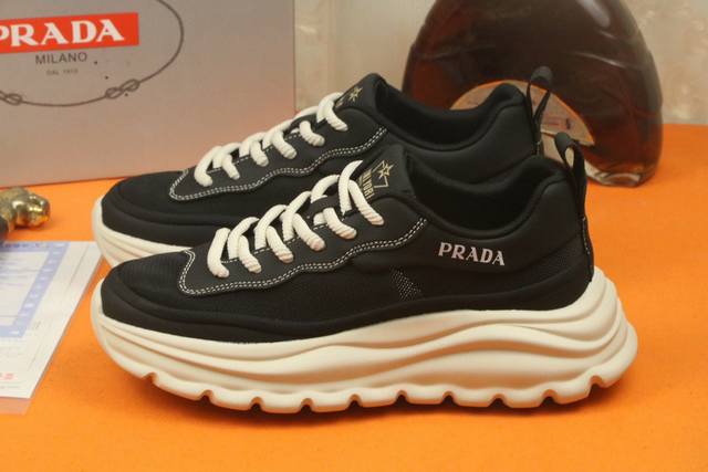 工厂价 高品质 Prada 普拉达新款上市著名奢侈品牌，专柜同步更新，意大利男鞋时尚杂志季刊封面主推款！鞋面采用意大利进口牛皮搭配透气网布面料制作，透气网布内里