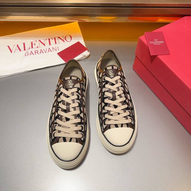 Valentino Ss24New 华伦天奴 V家2024老花厚底帆布鞋！ 鞋面刺绣老花以真皮饰边，原版tpu组合大底！ 高端精品，百搭时尚单品。 Size：3